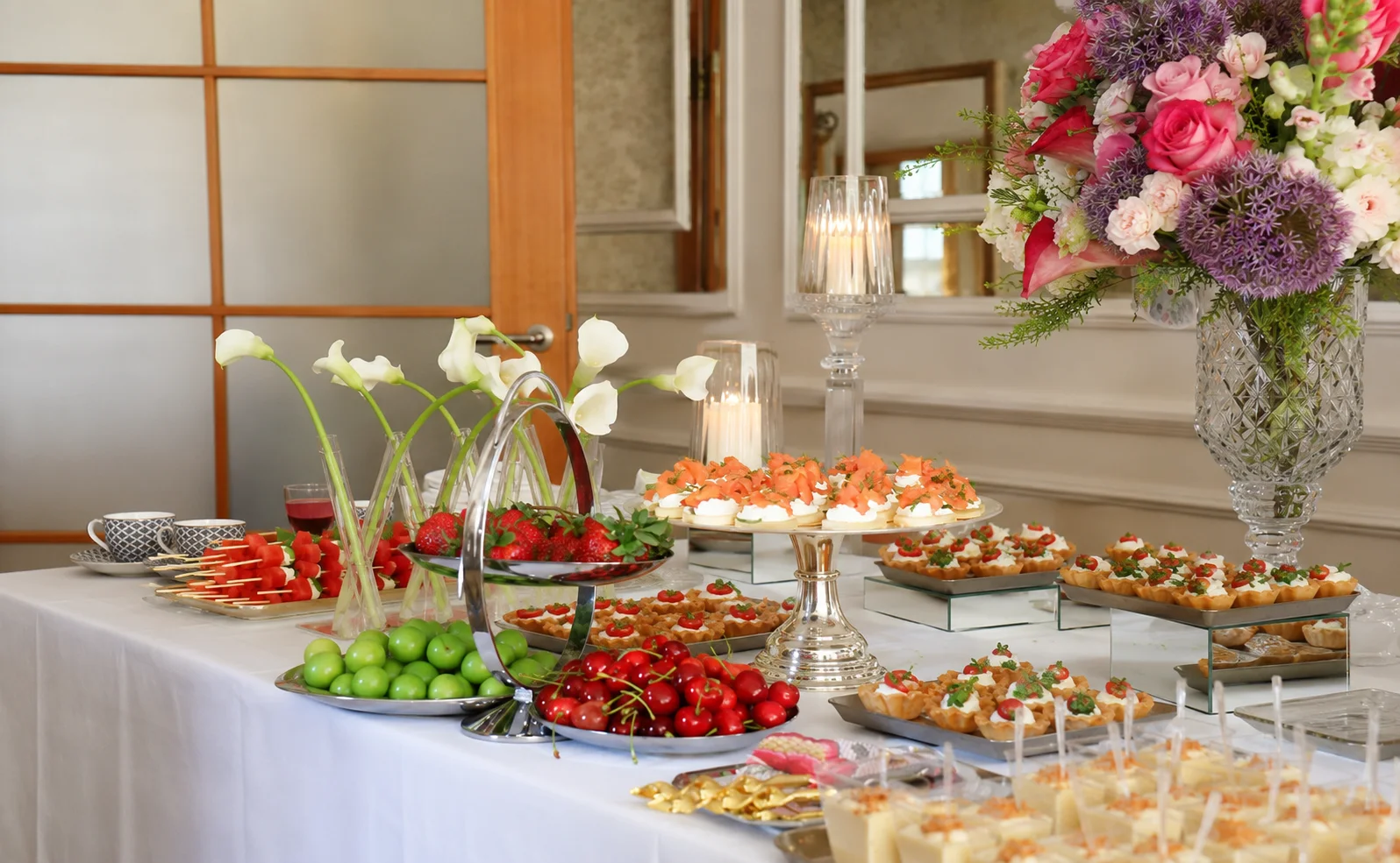 Çiçeklerle hazırlanmış nişan ve söz catering büfesi