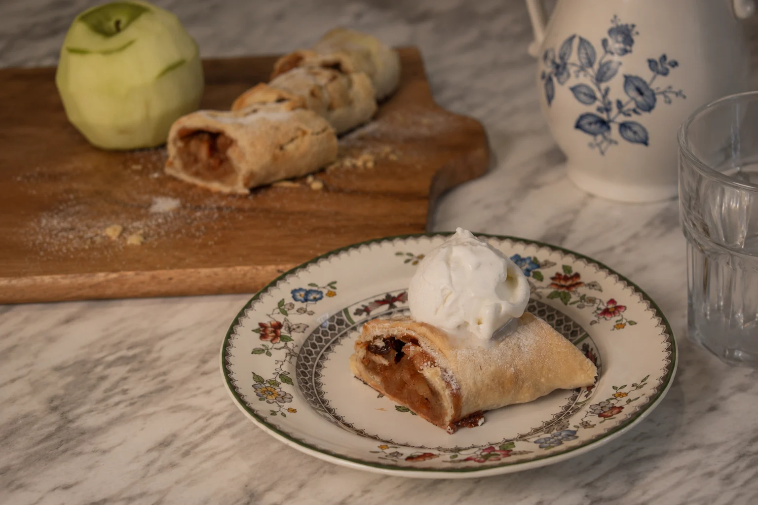 Serpme kahvaltı sofrası ve çay bardağı