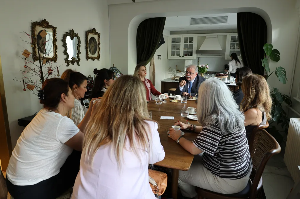 Çiçekler ve sofra hazırlığı